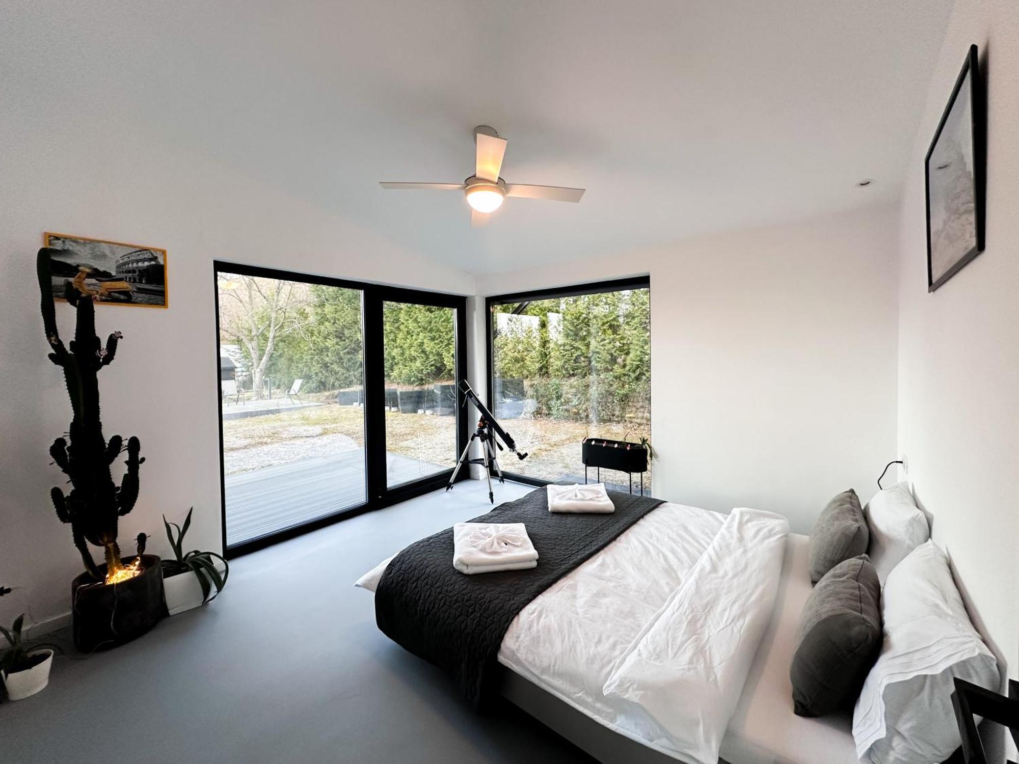 Black Walnut House With Indoor Outdoor Fireplace Izvoarele  Exteriör bild